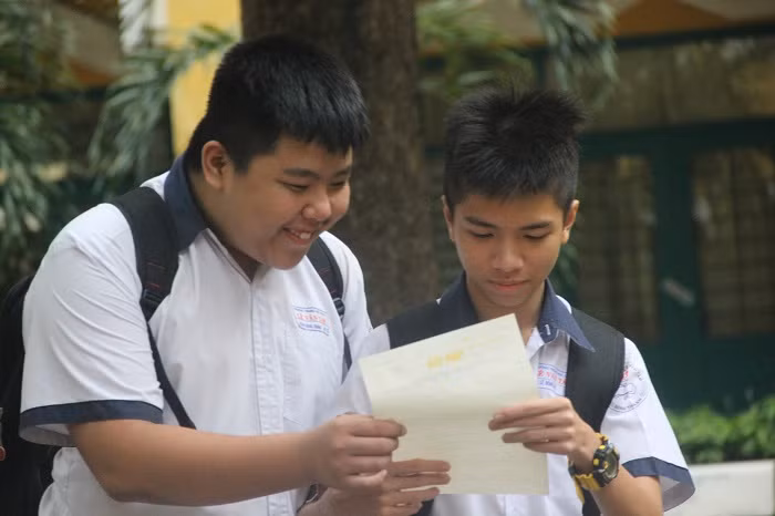 Thí sinh tại điểm thi Trường THPT Trưng Vương (điểm thi chuyên) trao đổi sau môn tiếng Anh