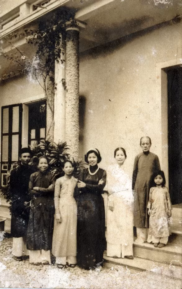 Cung nữ Lê Thị Dinh (thứ 3 từ trái sang) trong một bức ảnh chụp chung cùng đức Từ Cung. Ảnh: nhà nghiên cứu Trịnh Bách cung cấp.