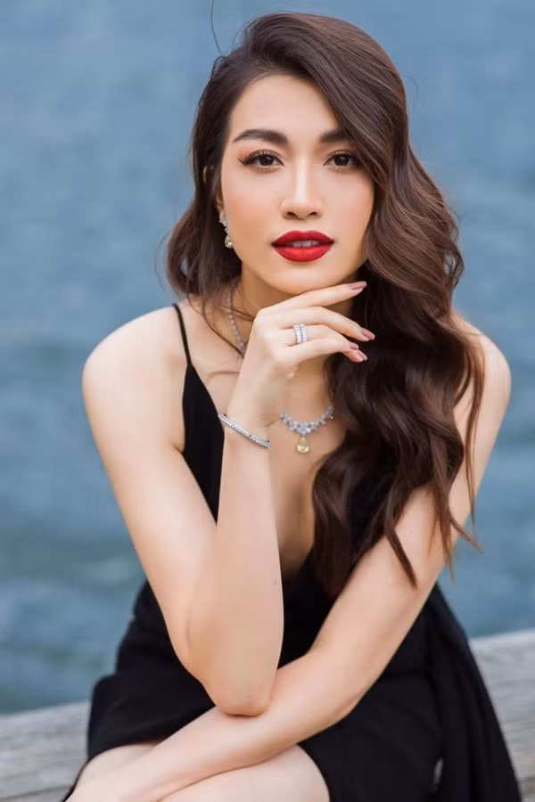 Lệ Hằng xuất sắc trở thành Á hậu 2 cuộc thi Hoa hậu Hoàn vũ Việt Nam năm 2015, đồng thời là người đại diện Việt Nam thi đấu tại Miss Universe 2016. Sở hữu gương mặt sắc sảo, nhất là đôi mắt to tròn long lanh và đầy cuốn hút, người đẹp Đà Nẵng luôn toát lên sức hút rất quý tộc, sang trọng.