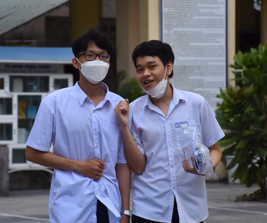 Thí sinh dự thi tại điểm thi Trường THPT Trần Phú rời phòng thi môn Toán với tâm trạng khá thoải mái