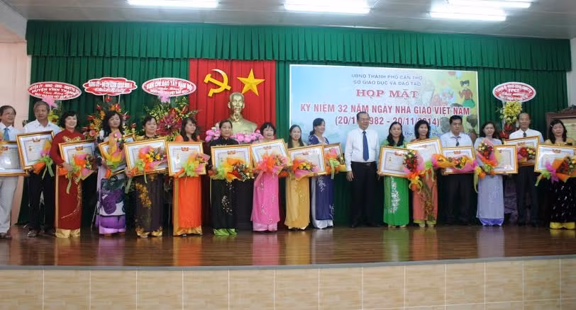 Cần Thơ: Họp mặt kỷ niệm 32 năm ngày Nhà giáo Việt Nam