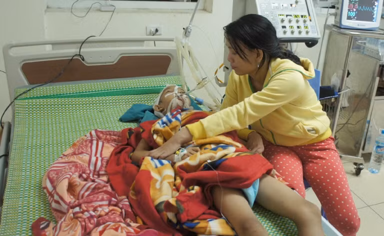 Vụ bé trai bị đánh chết, anh nguy kịch: Mẹ bị ‘nhà hảo tâm’ lừa tiền