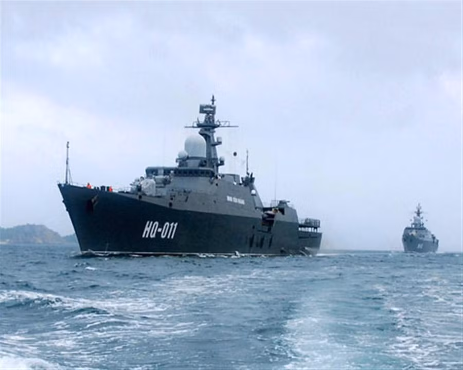  Tàu Gepard 3.9 mang tên Đinh Tiên Hoàng (HQ-011) tuần tra trên biển