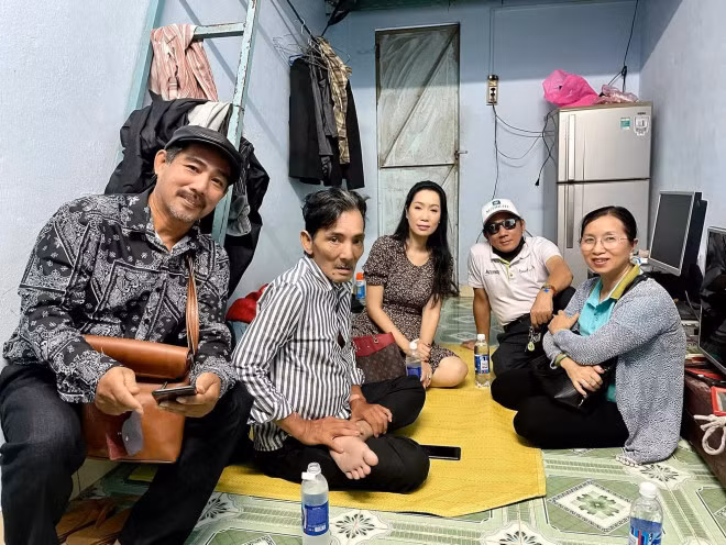 Cuộc sống đơn sơ, khó khăn của nghệ sĩ Thương Tín bên trong căn phòng trọ chỉ vẻn vẹn 20m2.