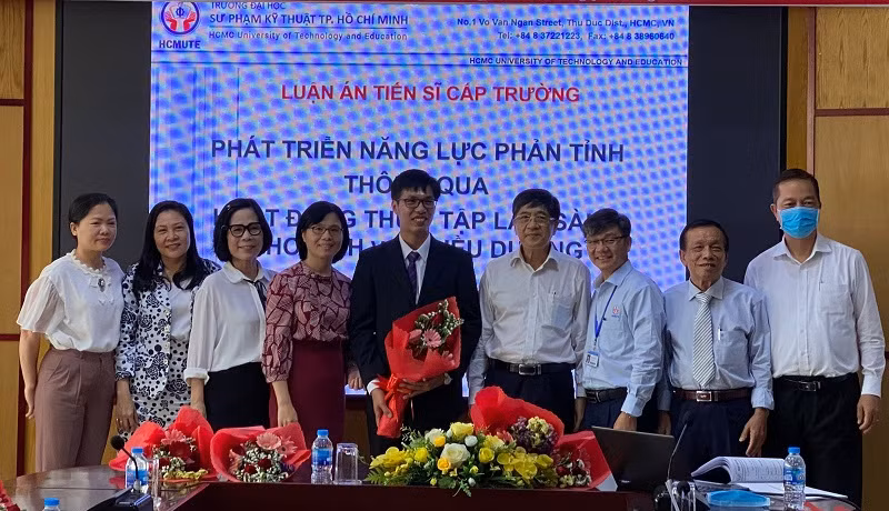 NCS Nguyễn Hưng Hòa (cầm hoa) bảo vệ thành công luận án Tiến sĩ ngành Giáo dục học tại Viện Sư phạm kỹ thuật, Trường ĐH Sư phạm kỹ thuật TPHCM.