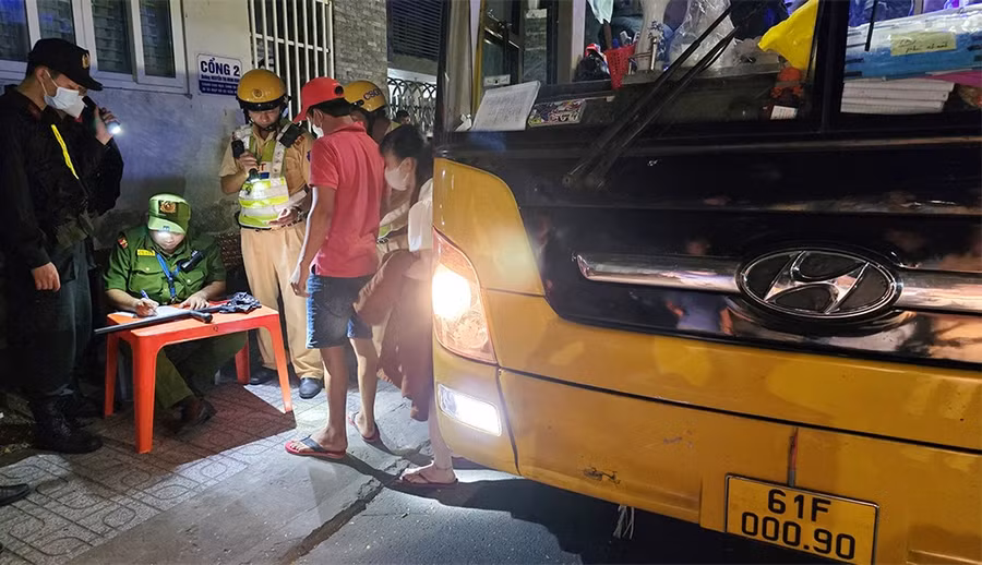 Tổ công tác tiến hành kiểm tra giấy tờ và lập biên bản vi phạm. (Ảnh: Tiến Tầm) Tổ công tác tiến hành kiểm tra giấy tờ và lập biên bản vi phạm. (Ảnh: Tiến Tầm)