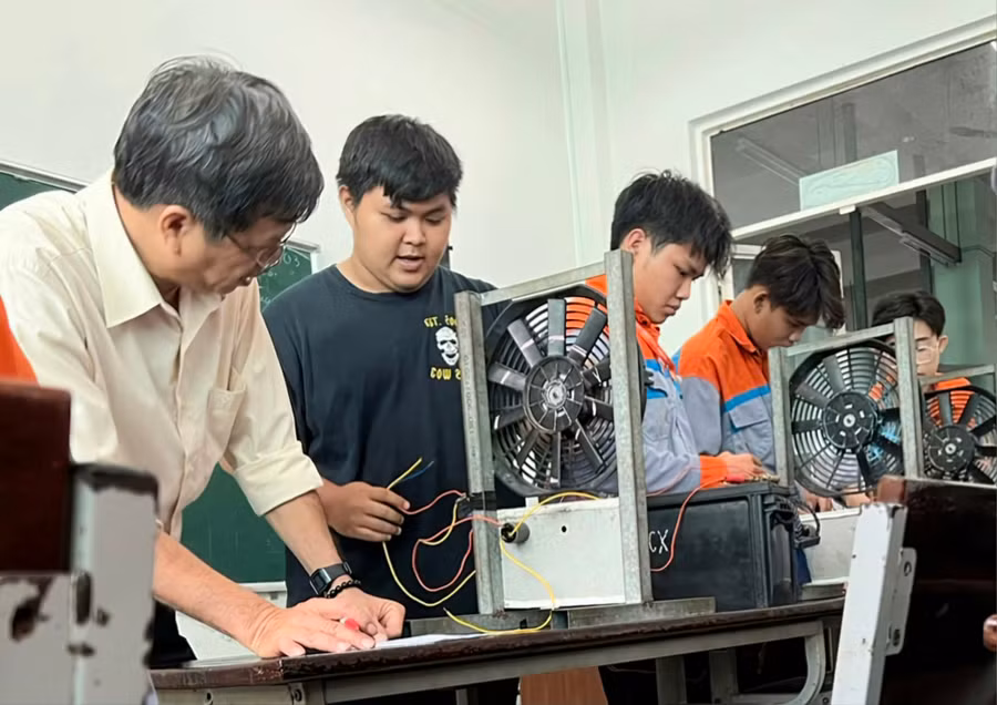 Tiết học thực hành của học sinh, sinh viên Trường Cao đẳng nghề An Giang. Tiết học thực hành của học sinh, sinh viên Trường Cao đẳng nghề An Giang.