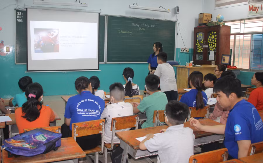 Các em nhỏ hào hứng khi được các “Gia sư áo xanh” giảng dạy. Các em nhỏ hào hứng khi được các “Gia sư áo xanh” giảng dạy.