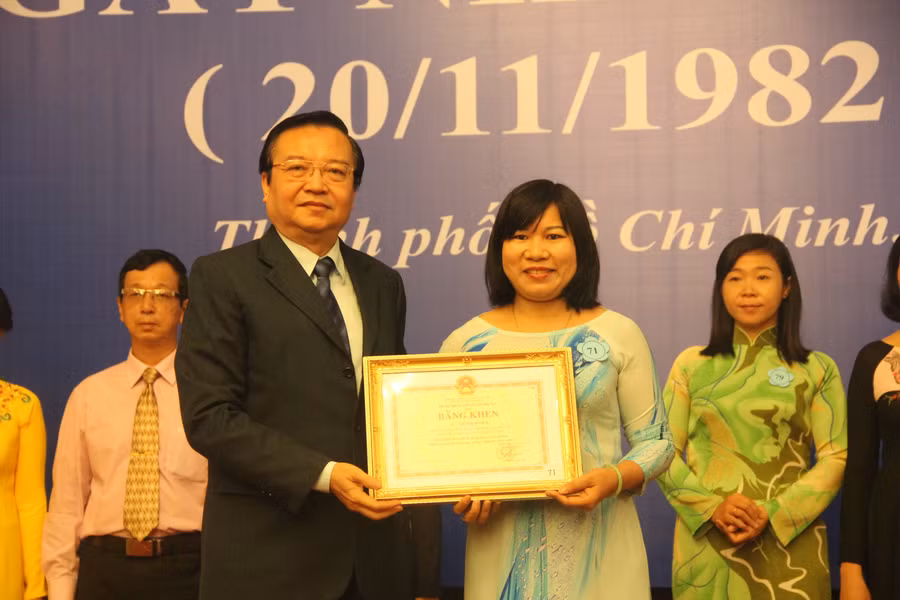 Nhà giáo Võ Thị Huyền, Hiệu trưởng Trường THPT Giồng Ông Tố nhận bằng khen của Bộ GD&ĐT