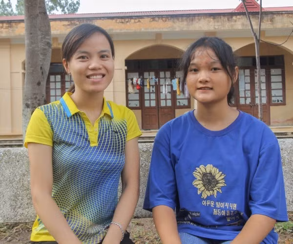 Trần Thị Thu Uyên (bên phải) cùng cô giáo chủ nhiệm lớp THPT năm 2020.