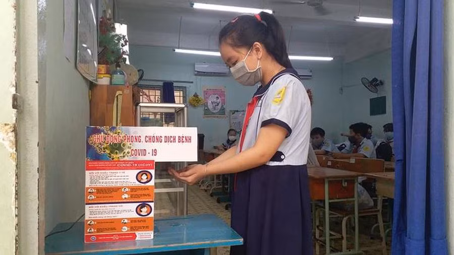 Học sinh rửa tay sát khuẩn trước khi vào lớp. Ảnh minh hoạ