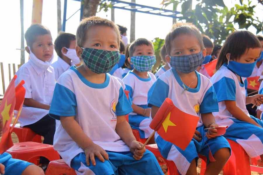 Học sinh điểm trường Tắk Pổ nhận được nhiều quan tâm và hỗ trợ của các mạnh thường quân và các tổ chức, đội nhóm