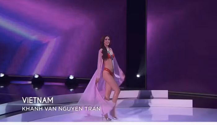 Khánh Vân trong trang phục áo tắm tại Bán kết Miss Universe.