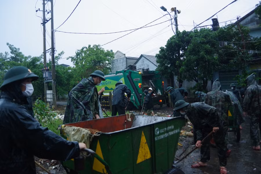 "Bóng áo xanh" góp sức dọn quang bùn đất sau lũ lụt ảnh 6