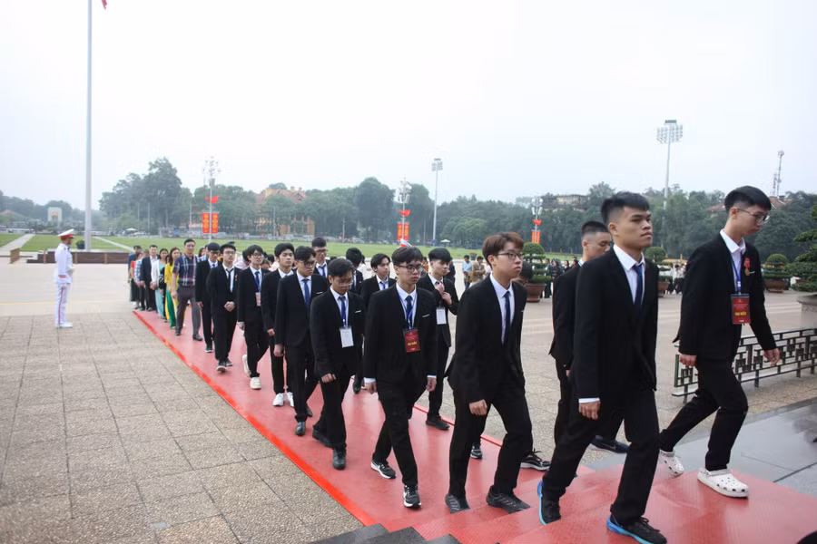 Đoàn học sinh đoạt giải Olympic và khoa học kỹ thuật quốc tế báo công dâng Bác. Ảnh: Xuân Phú Đoàn học sinh đoạt giải Olympic và khoa học kỹ thuật quốc tế báo công dâng Bác. Ảnh: Xuân Phú