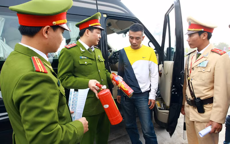 Theo quy định bắt buộc của Bộ Công an, CSGT và cảnh sát trật tự kiểm tra bình cứu hỏa trên xe ôtô.