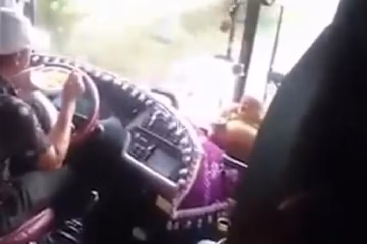 Đình chỉ tài xế vừa điều khiến vô lăng vừa ăn mì