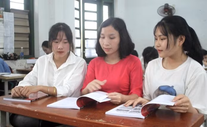 Cô giáo Nguyễn Ngọc Hà (giữa) Trường THPT Hoàng Quốc Việt (Thái Nguyên) thổi hồn đam mê lịch sử cho trò. Ảnh: NVCC