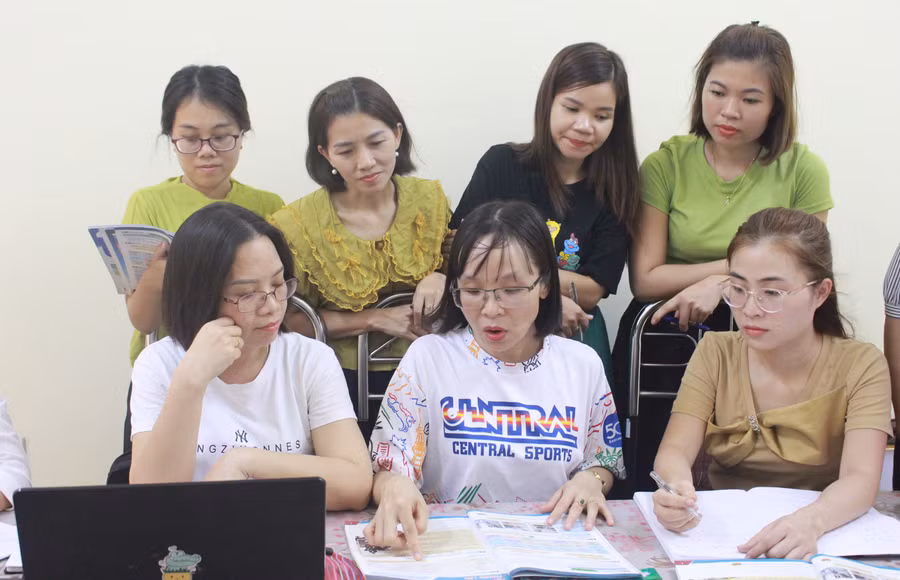 Tổ Ngoại ngữ - Trường THPT Định Hóa, huyện Định Hóa, tỉnh Thái Nguyên tổ chức sinh hoạt chuyên môn cho giáo viên. Ảnh: Phương Thảo