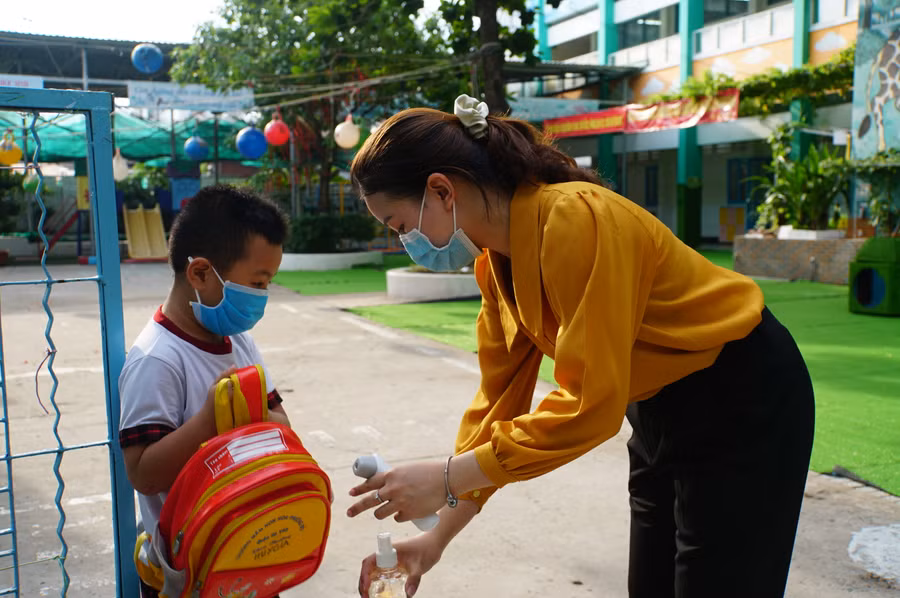 Quy hoạch lại hệ thống trường sư phạm sẽ khắc phục tình trạng thừa, thiếu giáo viên cục bộ.(Trong ảnh: Giáo viên tại Trường Mầm non Hoa Phượng Đỏ, quận Gò Vấp, TP Hồ Chí Minh). Ảnh: Mạnh Tùng