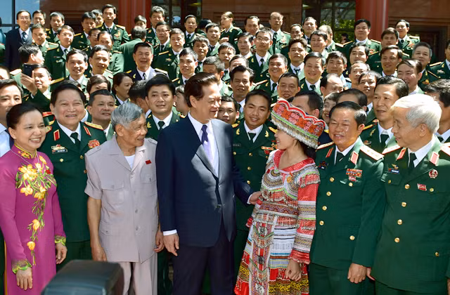 Thủ tướng trò chuyện với các chiến sĩ thi đua