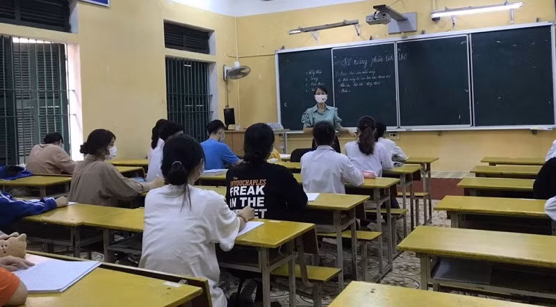 ThS Nguyễn Thị Lan Hương trong giờ ôn tập cho học sinh Trường THPT Tam Dương (Vĩnh Phúc).