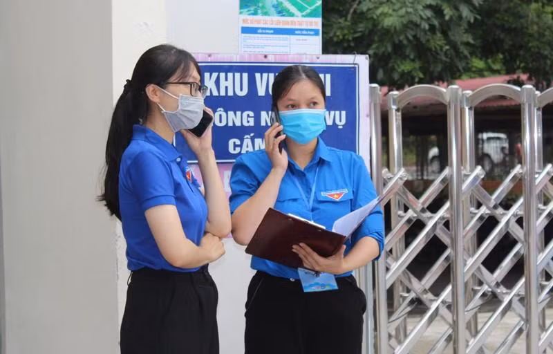 Đội ngũ tình nguyện viên tại điểm thi Trường THPT TP Điện Biên Phủ (Điện Biên) liên lạc với gia đình thí sinh đến muộn.