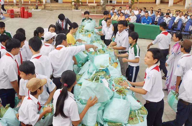 HS Trường THCS Nguyễn Trãi (thị xã Ngã Bảy, Hậu Giang) quyên góp Hũ gạo tình bạn giúp bạn nghèo dịp Tết Nguyên đán. HS Trường THCS Nguyễn Trãi (thị xã Ngã Bảy, Hậu Giang) quyên góp Hũ gạo tình bạn giúp bạn nghèo dịp Tết Nguyên đán.