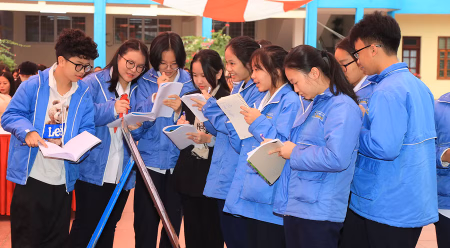 Học sinh được nhận xét chéo lẫn nhau trong tiết học Ngữ văn.