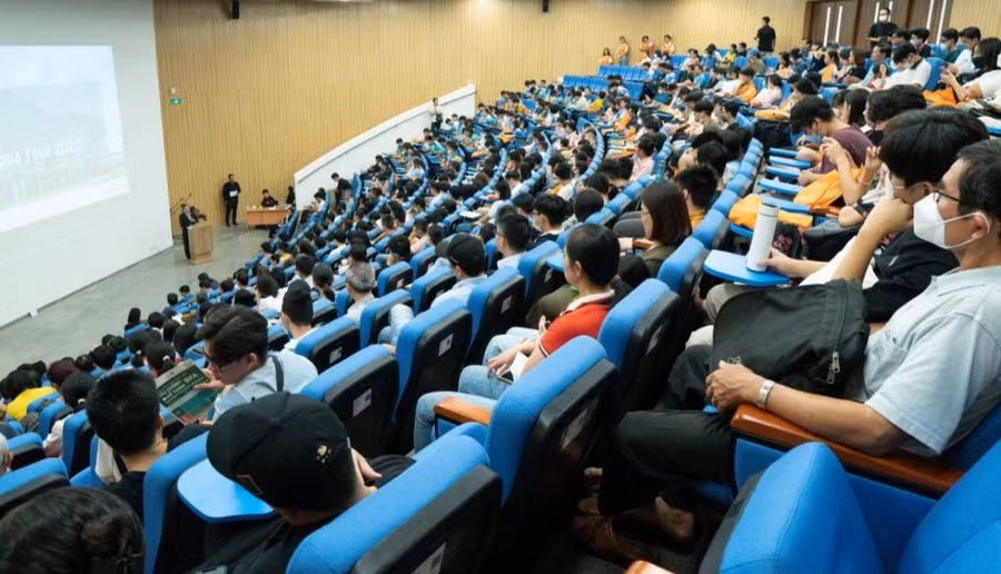 Phụ huynh, học sinh tại Chương trình “VGU Campus Tour - Ngày hội tham quan trường” do Trường ĐH Việt Đức tổ chức. Ảnh: NTCC Phụ huynh, học sinh tại Chương trình “VGU Campus Tour - Ngày hội tham quan trường” do Trường ĐH Việt Đức tổ chức. Ảnh: NTCC