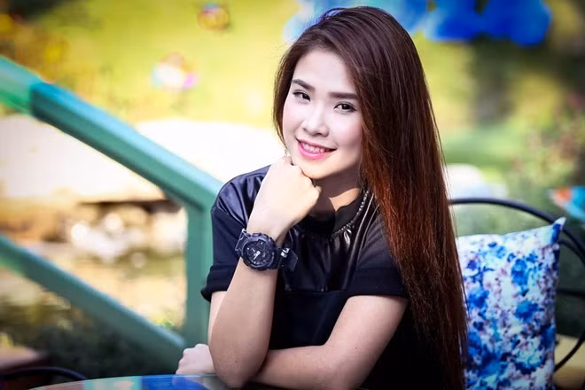 Thấu hiểu được sự lo lắng của mẹ, Khởi My muốn đợi đến 30 tuổi mới bắt đầu suy nghĩ đến chuyện tình cảm riêng tư, còn hiện tại nữ ca sĩ 24 tuổi muốn sống nhiều hơn cho mẹ. “Tôi muốn yêu một người, đầu tiên và duy nhất rồi sau đó sẽ cùng người đó kết hôn, bởi vì với tôi, tình cảm đầu lúc nào cũng là đẹp nhất, thiêng liêng nhất” – Khởi My nói. 