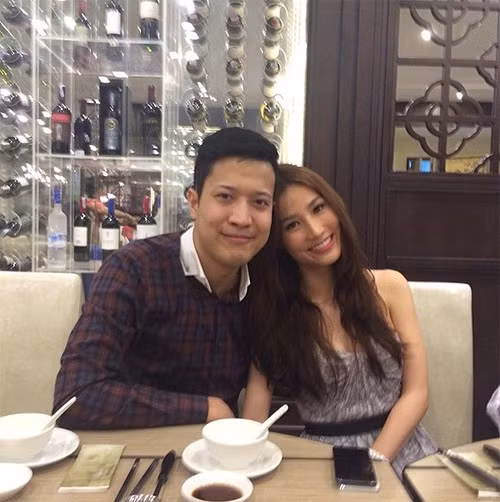 “Hồi xưa, bà thày bói bảo tôi năm 27 tuổi cưới chồng, nhưng hiện tại tôi lại thích cưới chồng sớm hơn, có thể sẽ là năm 25 tuổi” – Diễm My nói. Người đẹp sinh năm 1990 còn tiết lộ cô muốn đám cưới tương lai sẽ được tổ chức ngoài đảo, không quá rùm beng như hoa hậu Hương Giang từng tổ chức. 
