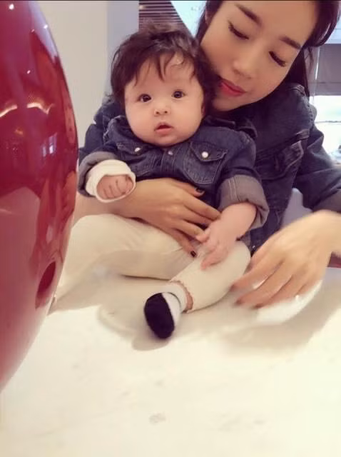 Con gái lai Tây của Elly Trần ẵm giải nhất cuộc thi Baby Vote 13