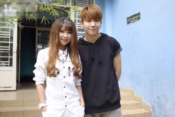 Nữ ca sĩ Khởi My từng vướng vào tin đồn tình cảm với thành viên Kelvin Huy Khánh của nhóm La Thăng nhưng cô cho biết họ chỉ là bạn bè. Quán quân Gương mặt thân quen chia sẻ, tình cảm của cô đối với đàn ông chỉ dừng lại ở mức rung động. Ngoài ra, Khởi My cũng được mẹ khuyên không nên yêu sớm để tránh đau khổ như bà. 