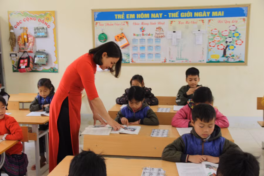 Cô trò tại một trường học của huyện Than Uyên (Lai Châu) trong giờ học.