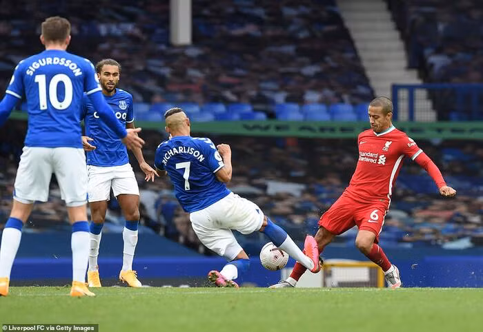 Richardlison nhận thẻ đỏ sau pha vào bóng nguy hiểm với Thiago.