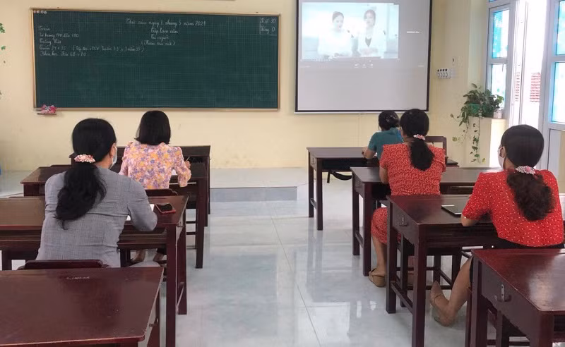 Giáo viên Trường Tiểu học Khánh Nhạc B (Yên Khánh - Ninh Bình) luôn sẵn sàng tâm thế nâng cao chuyên môn nghiệp vụ đáp ứng tiêu chí, yêu cầu dạy học của trường chuẩn. Ảnh: NTCC