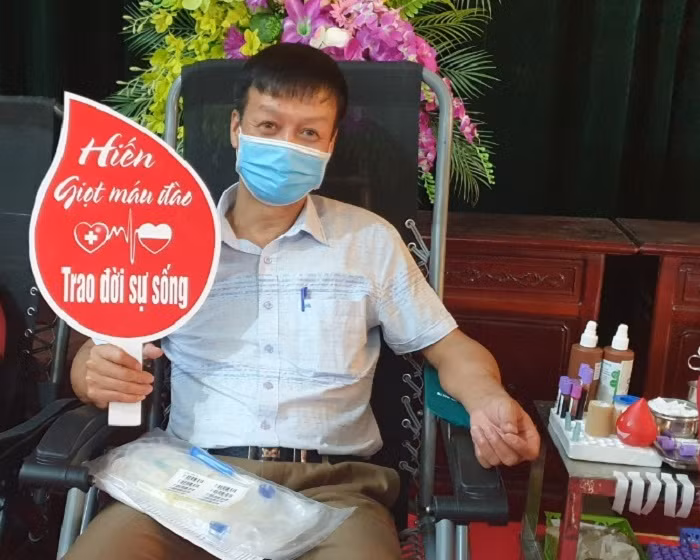 Thầy Dương Xuân Trường tham gia Hiến máu tình nguyện.