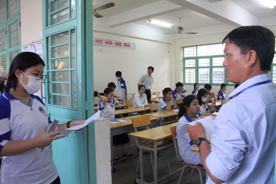 Thí sinh dự thi tốt nghiệp THPT năm 2023 tại điểm thi Trường THPT TP Trà Vinh (Trà Vinh). Ảnh: Q. Ngữ