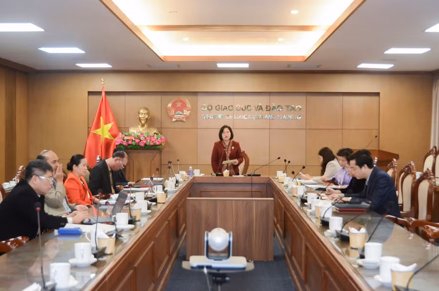 Thứ trưởng Bộ GD&ĐT Ngô Thị Minh chủ trì điểm cầu Bộ GD&ĐT. Thứ trưởng Bộ GD&ĐT Ngô Thị Minh chủ trì điểm cầu Bộ GD&ĐT.