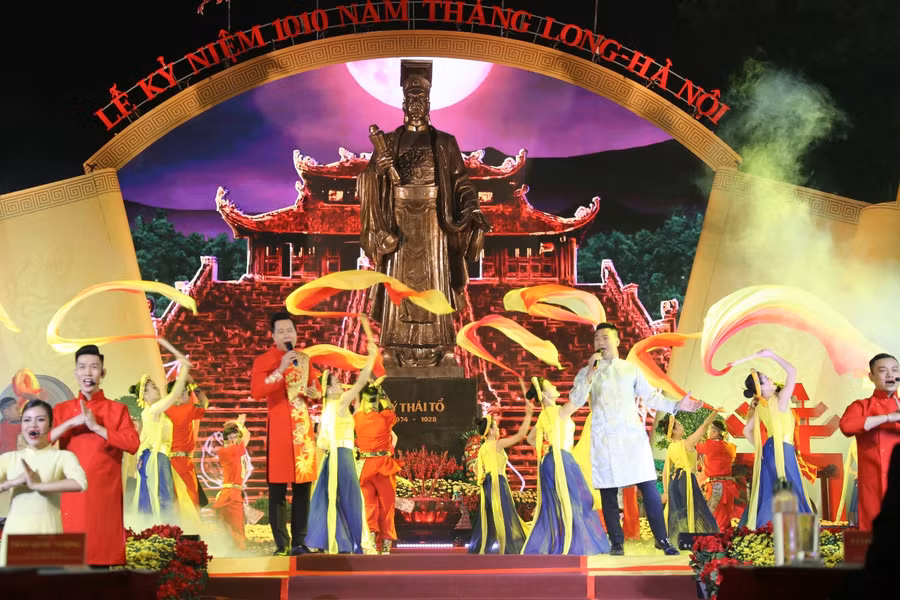 Chương trình nghệ thuật với chủ đề "Tỏa sáng đất rồng thiêng" do 300 diễn viên các đơn vị nghệ thuật Trung ương và Hà Nội biểu diễn.