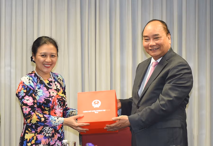 Thủ tướng tặng quà, động viên cán bộ, nhân viên Phái đoàn Thường trực Việt Nam tại Liên Hợp Quốc. Ảnh: VGP/Quang Hiếu
