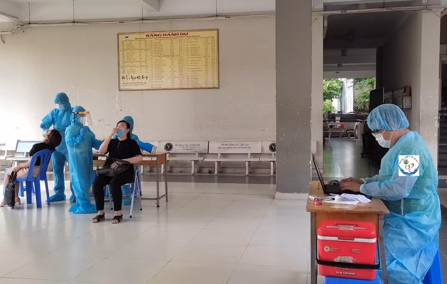Giáo viên, nhân viên tham gia kỳ thi tuyển sinh 10 tại TP.HCM được xét nghiệm sàng lọc Covid-19 ngày 29/5. Ảnh minh hoạ