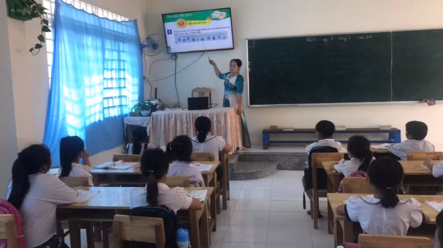 Ở tuổi 53, cô Châu Thanh Tuyền, Trường Tiểu học A An Phú vẫn tích cực, chủ động ứng dụng công nghệ thông tin trong dạy học. Ảnh: NVCC Ở tuổi 53, cô Châu Thanh Tuyền, Trường Tiểu học A An Phú vẫn tích cực, chủ động ứng dụng công nghệ thông tin trong dạy học. Ảnh: NVCC