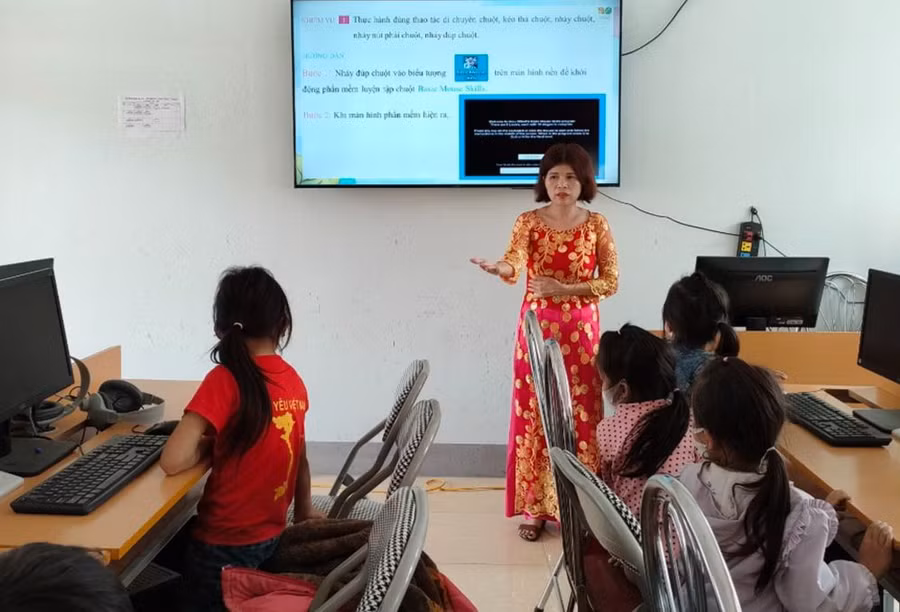 Cô giáo Hoàng Thị Thanh Bình, Trường Tiểu học xã Phố Cáo trong một giờ lên lớp. Ảnh: NVCC Cô giáo Hoàng Thị Thanh Bình, Trường Tiểu học xã Phố Cáo trong một giờ lên lớp. Ảnh: NVCC