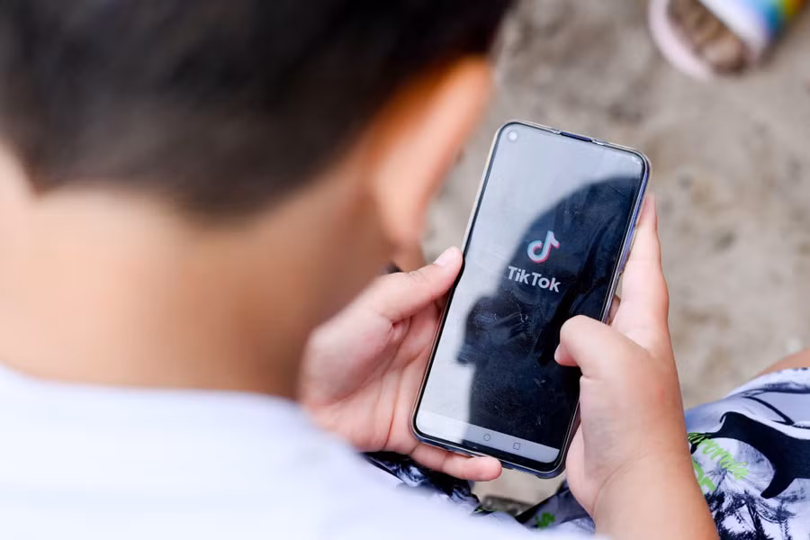 Nội dung tiêu cực trên TikTok có thể ảnh hưởng đến suy nghĩ, thái độ của trẻ. Ảnh minh họa. Nội dung tiêu cực trên TikTok có thể ảnh hưởng đến suy nghĩ, thái độ của trẻ. Ảnh minh họa.