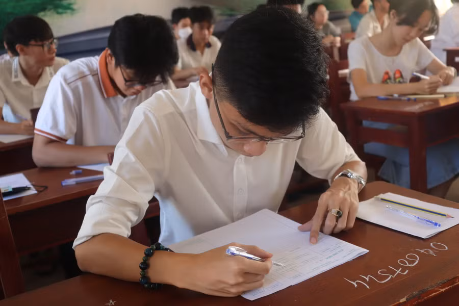 Thí sinh dự thi môn Ngữ văn tại điểm thi Trường THPT Trần Phú (Đà Nẵng). Thí sinh dự thi môn Ngữ văn tại điểm thi Trường THPT Trần Phú (Đà Nẵng).