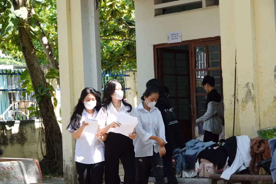 Thí sinh gửi lại túi xách, áo khoác nắng trước khi vào phòng thi. Thí sinh gửi lại túi xách, áo khoác nắng trước khi vào phòng thi.