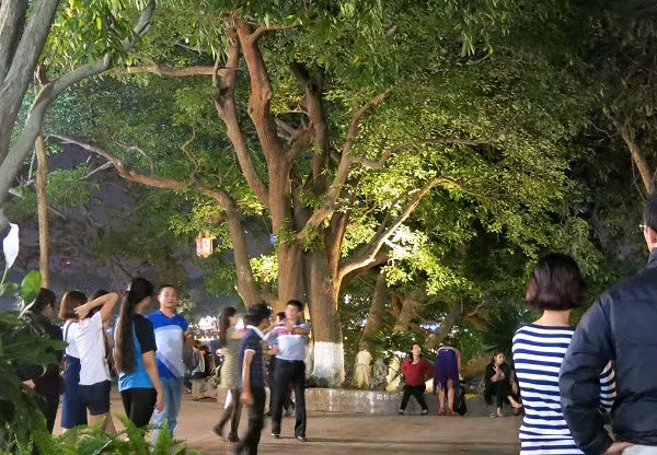 Góc khuất cạnh Tháp Rùa ảnh 1