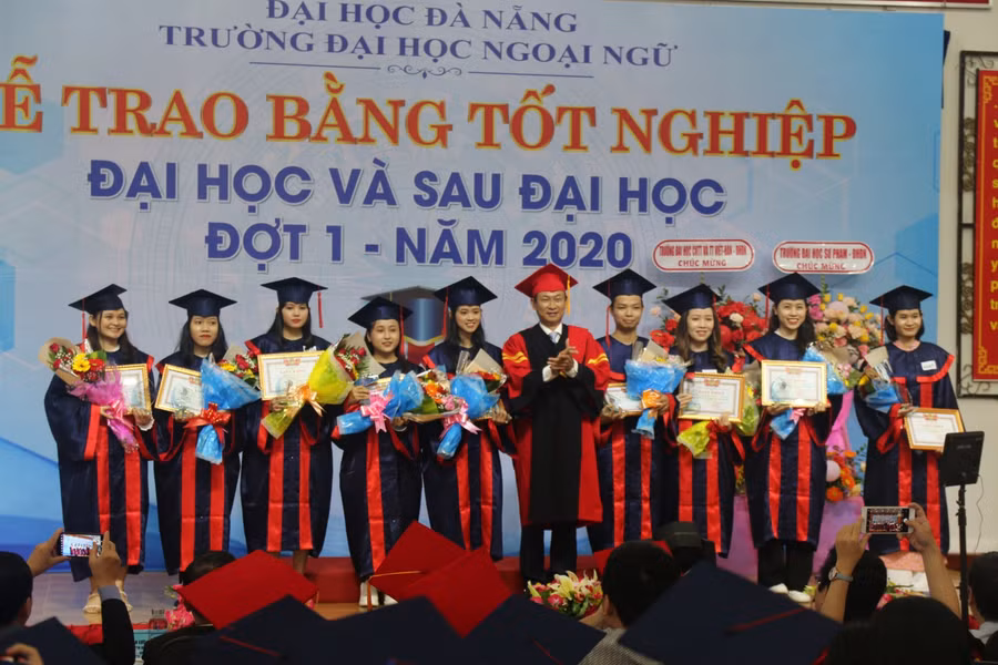 TS Trần Hữu Phúc - Hiệu trưởng trường ĐH Ngoại ngữ, ĐH Đà Nẵng khen thưởng SV trong lễ trao bằng tốt nghiệp đợt I/2020
